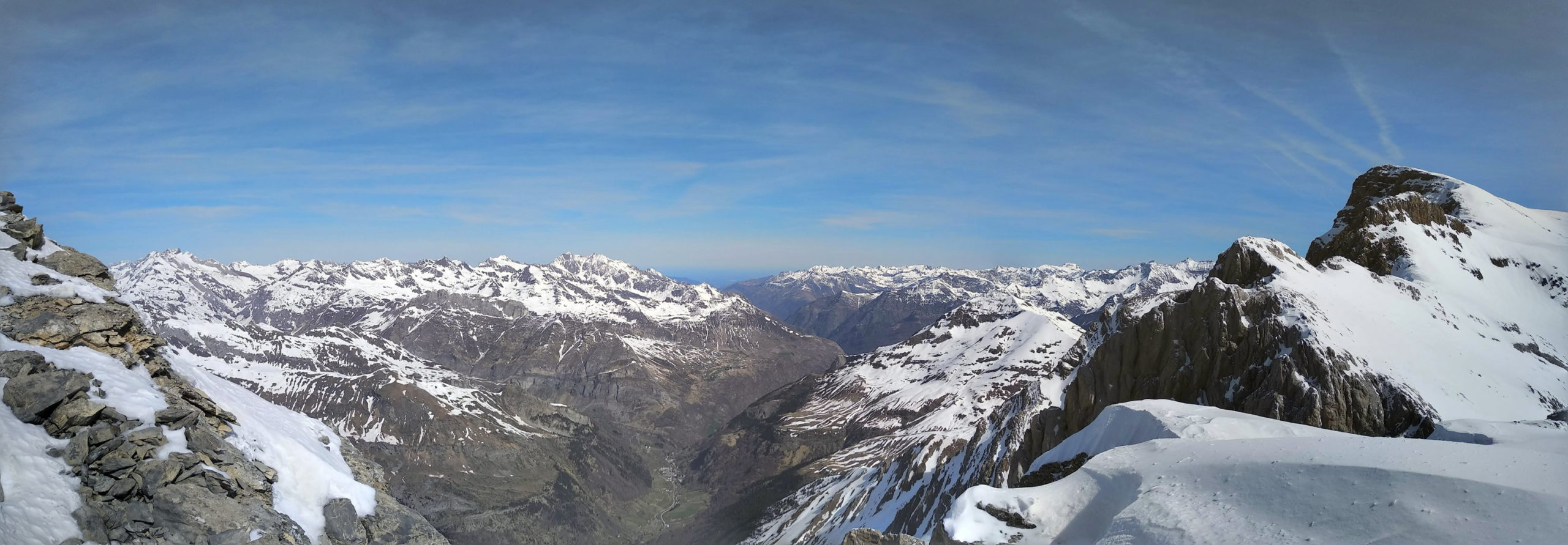 A la izquierda la cima del Pico Occidental de La Cascada o Pica de La Ule, al fondo izquierda el Vignemale, abajo el Valle de Gavarnié, a la derecha la antecima norte con la explanada nevada del Pico Occidental de La Cascada con el resto de los Picos de La Cascada y el Marboré arriba